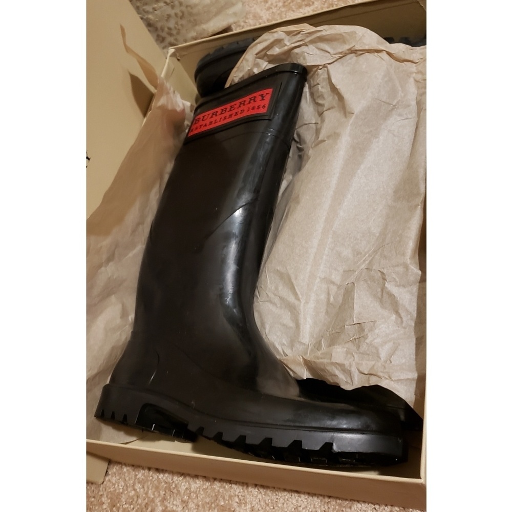 Burberry rain boots size 10